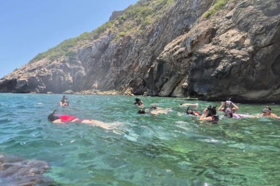 Participantes practicando snorkel en aguas cristalinas durante la excursión en kayak