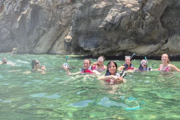 Grupo disfrutando de una parada para hacer snorkel durante la ruta en kayak por el Cabo de Sant Antoni