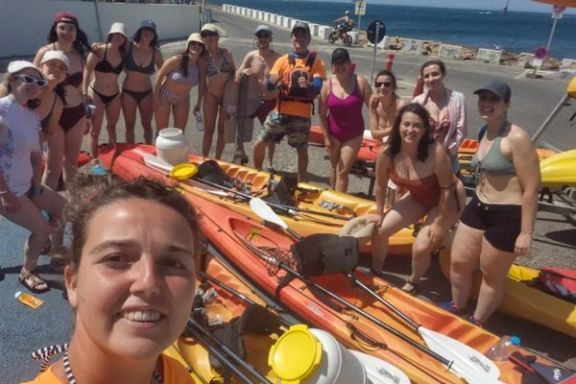 Grupo preparado para comenzar la excursión en kayak junto a los guías de Alicante Aventura
