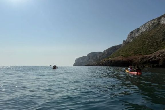 Participantes recorriendo la costa del Cabo de Sant Antoni en kayak