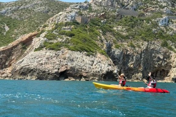 Dos participantes navegando en kayak por la Reserva Marina del Cabo de Sant Antoni