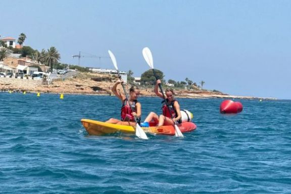 Dos participantes comenzando la ruta en kayak desde Les Rotes en Dénia