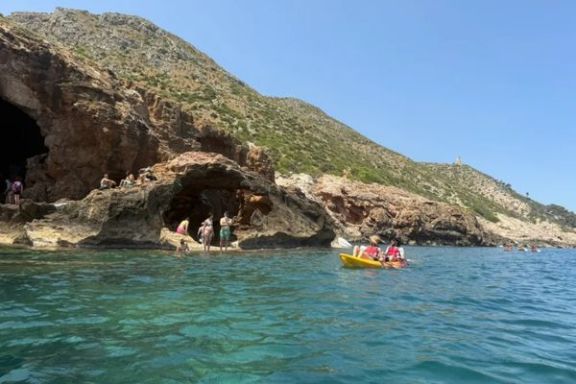 Participantes navegando en kayak junto a las cuevas marinas del Cabo de Sant Antoni