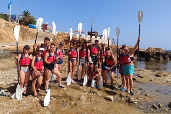 Grupo preparado para comenzar la excursión en kayak desde la playa de Les Rotes