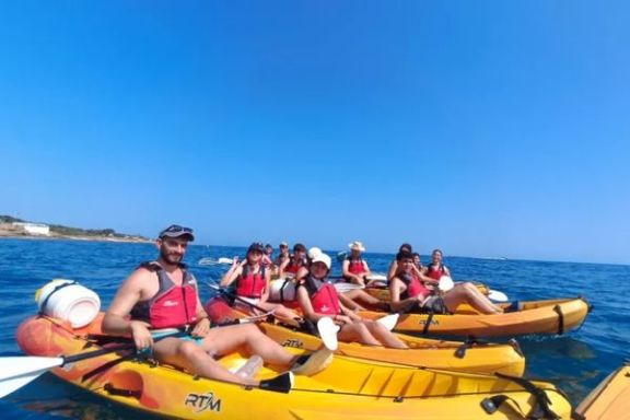 Grupo navegando en kayak por la Reserva Marina del Cabo de Sant Antoni entre Dénia y Jávea