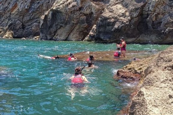 Participantes practicando snorkel durante la ruta en kayak por la Reserva Marina del Cabo de Sant Antoni