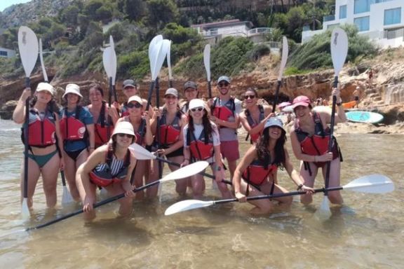Grupo preparado para comenzar la ruta en kayak desde Les Rotes en Dénia