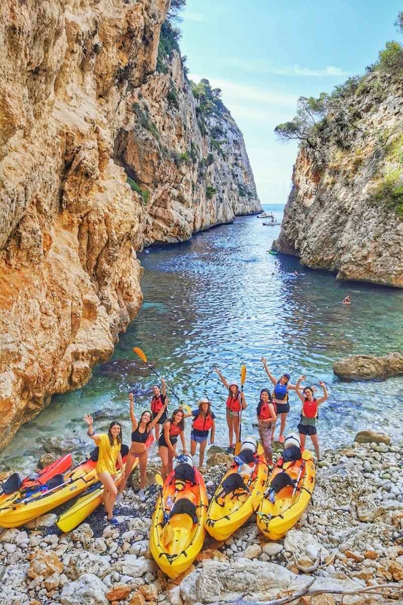 Grupo con kayaks durante una ruta por la Cala Granadella en Jávea