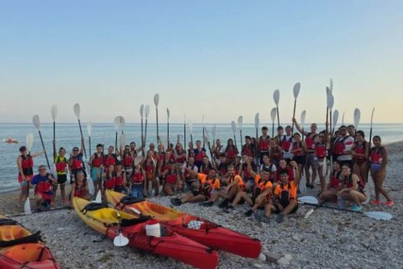 Grupo de participantes antes de comenzar la ruta nocturna en kayak por Villajoyosa