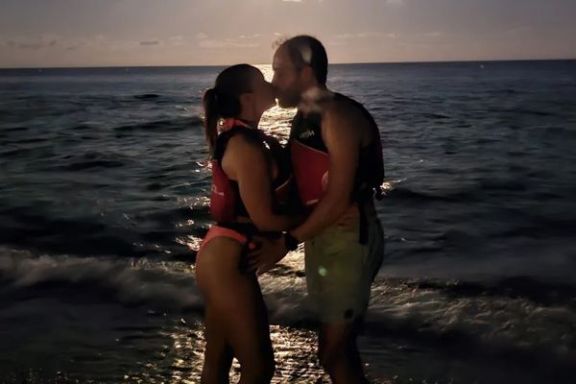 Pareja disfrutando de la ruta nocturna en kayak bajo la luz de la luna