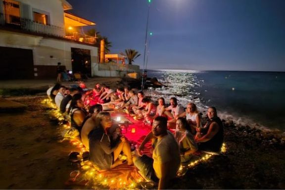 Cena bajo las estrellas tras la ruta nocturna en kayak por Villajoyosa