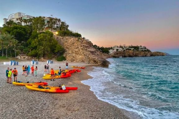 Grupo reunido en la playa antes de comenzar la ruta nocturna en kayak