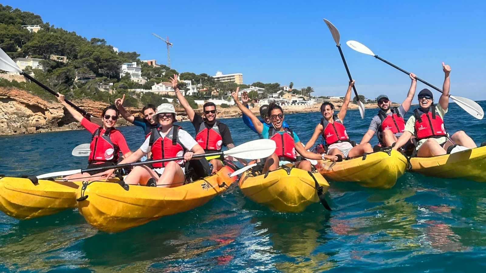 Grupo de personas disfrutando de una ruta en kayak por la Costa Blanca con Alicante Aventura