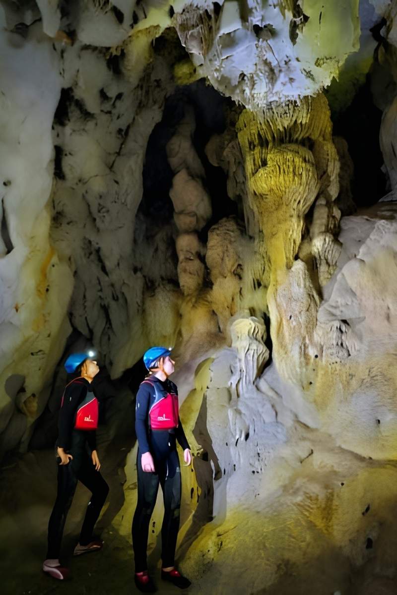 Explorando el interior de la Cova dels Coloms durante la ruta en kayak por el Morro de Toix
