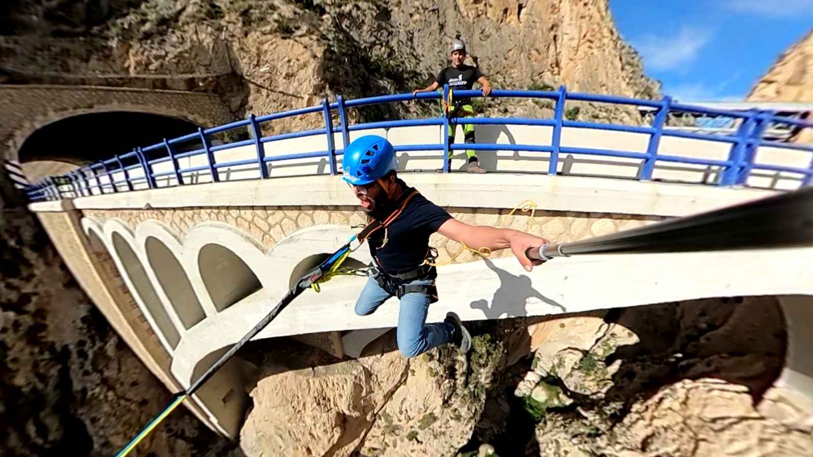 Hombre saltando en la experiencia de puenting en Mascarat supervisado por un guía de Alicante Aventura