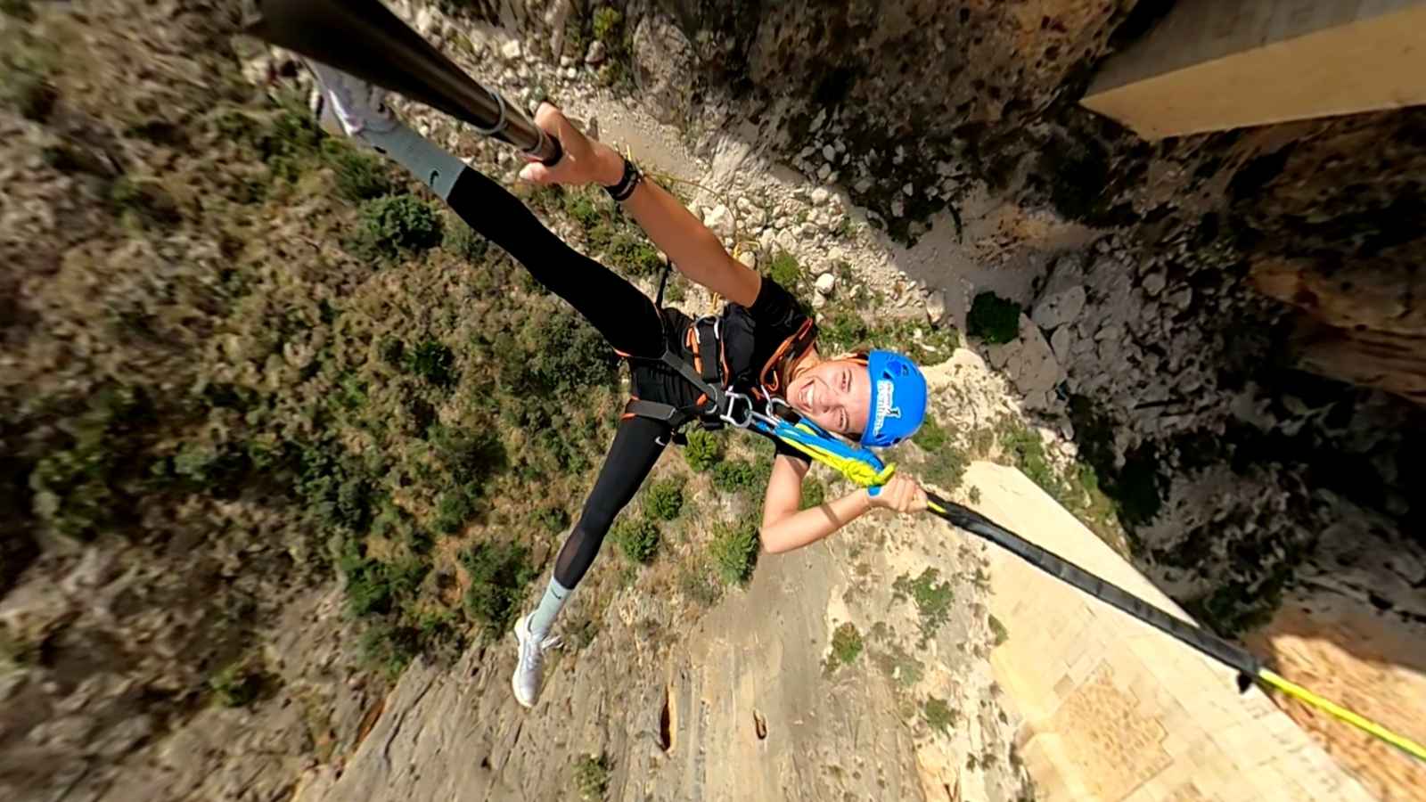 Participante disfrutando del puenting en Mascarat durante el péndulo sobre el barranco