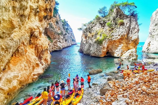 Grupo preparándose para una ruta en kayak en la Cala Granadella con Alicante Aventura