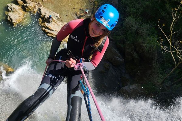 Barranquismo acuático en Alicante con descenso en rápel junto a una cascada