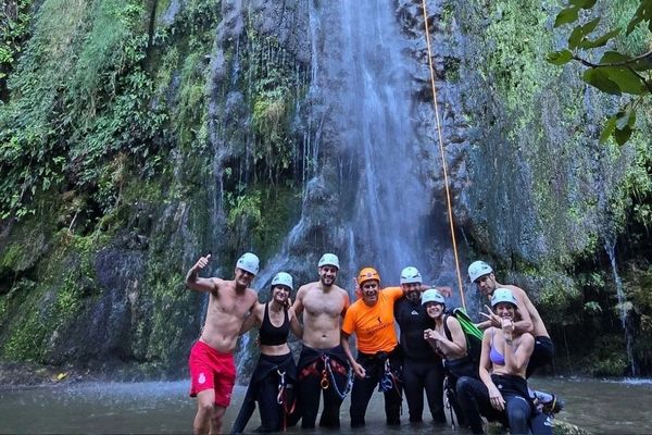 Grupo de barranquismo junto a una cascada durante una excursión en Valencia