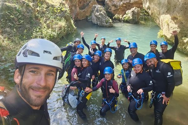 Grupo disfrutando de una excursión de barranquismo acuático en Valencia