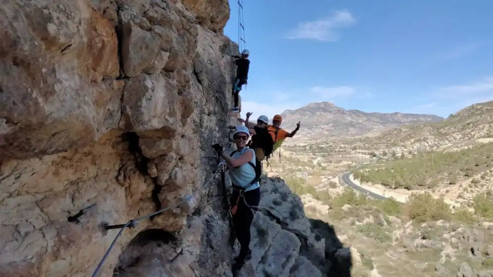 Grupo progresando por una vía ferrata en Murcia acompañado por un técnico