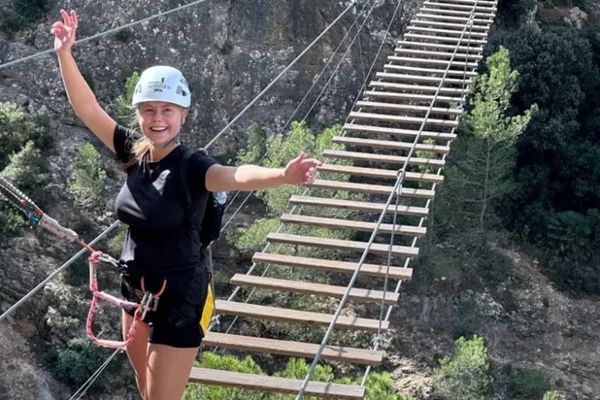 Participante junto a un puente suspendido en una vía ferrata de Valencia