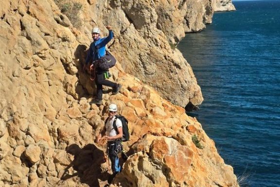 Dos escaladores equipados en una zona rocosa del Morro de Toix junto al mar