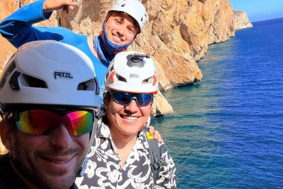Toni y dos escaladores sonrientes junto a los acantilados del Morro de Toix durante la ruta Magical Mystery Tour