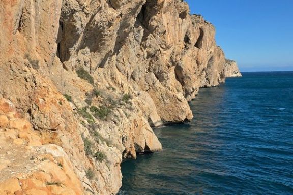 Acantilados de roca del Morro de Toix junto a las aguas del mar Mediterráneo